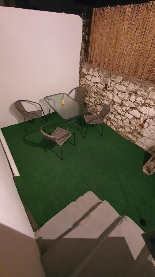 Larry'S Little Place In The Center Of Gytheio Zewnętrze zdjęcie